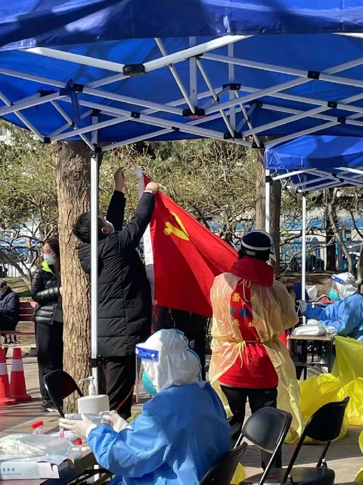 致敬社區(qū)工作者“您們辛苦了！” ——大龍集團(tuán)黨委為核酸檢測工作人員送溫暖